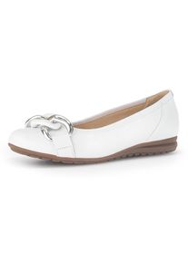Gabor , Ballerina »FLORENZ«, Hochzeitsschuh, Flache Schuhe, Slipper mit eleganter Zierkette , weiss , In abgerundeter Form