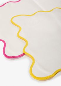 Lot de 2 sets de table &agrave; bord ondul&eacute; en blanc40x40 cm, Couleur/Motif: blanc-rose/blanc-jaune, bonprix
